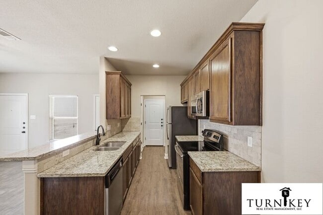 Building Photo - Fabulous 3BR/2BA Duplex | 9' Ceilings | Granite Kitchen | Private Fenced Yard!