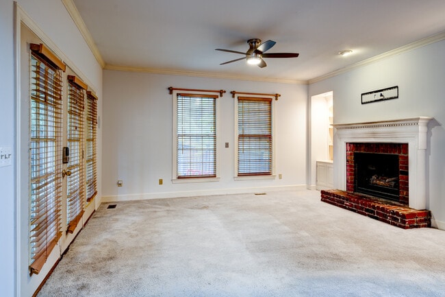 Building Photo - 60 Ravenwood Hills Cir