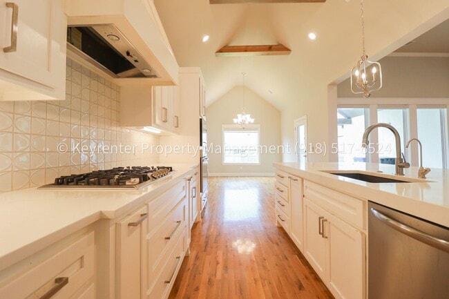 Building Photo - COMING SOON! Marvelous and Modern 3 Bed/ 3.5 Bath Home in South Broken Arrow!