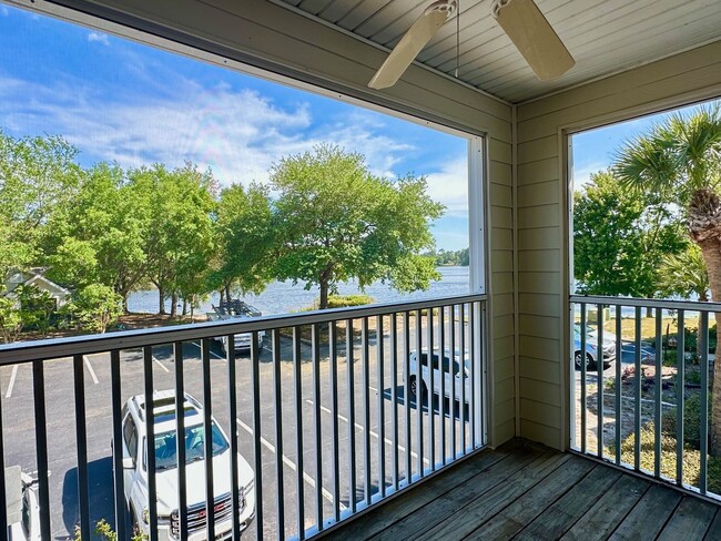 Building Photo - 2 Bed/2 Bath Condo, Gated security, Tons o...