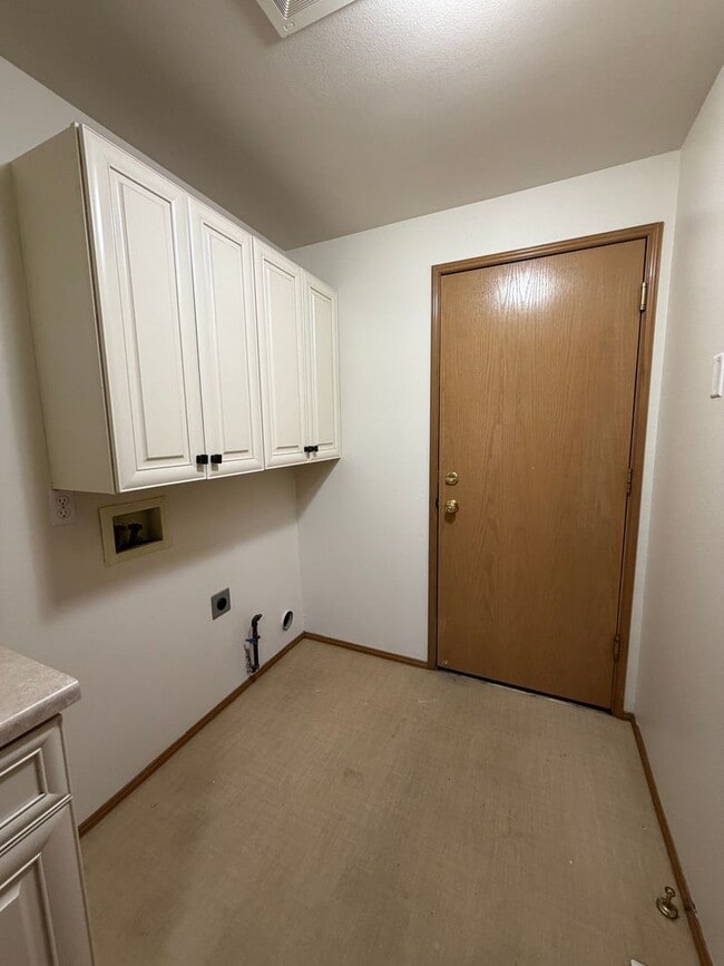 Building Photo - One Level, Golf Course Living- 3 bed + office, 2 bath