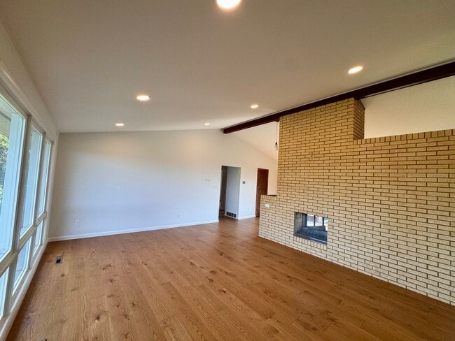 Building Photo - 221 Grandview Dr