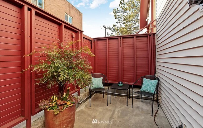 Building Photo - Capitol Hill 2-bedroom Condo