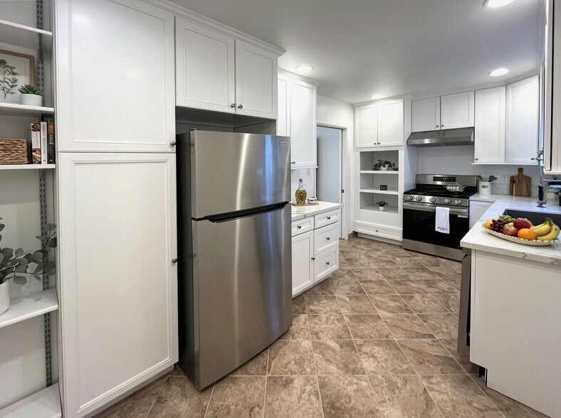 Building Photo - 325 E Stocker St