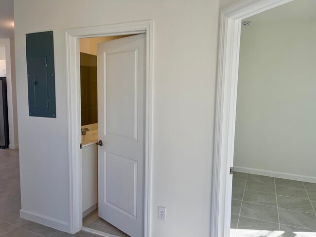 Building Photo - 2776 SE 26th Ave