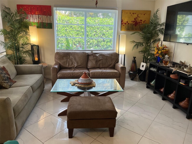 Building Photo - 639 W Oakland Park Blvd