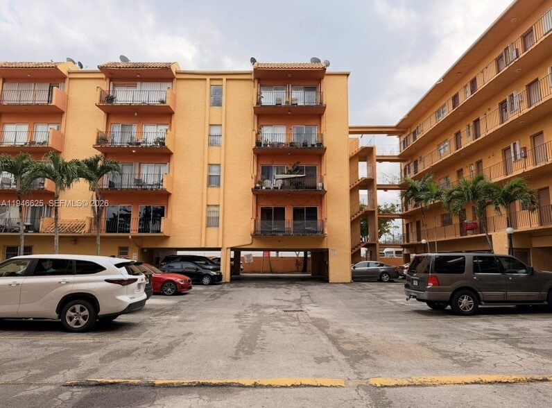 Building Photo - 1900 W 54th St