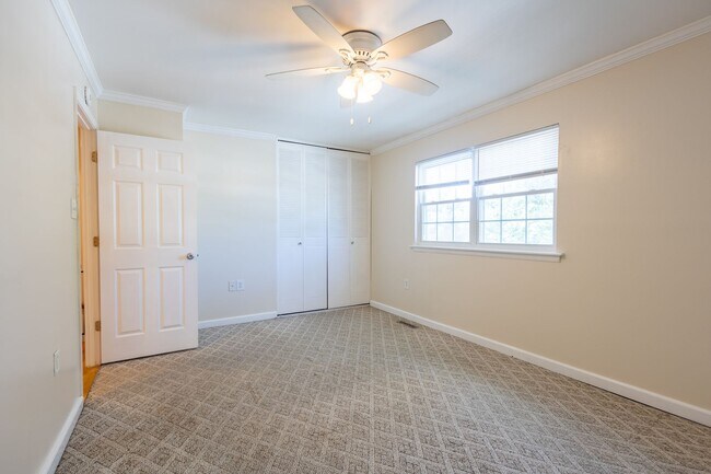 Building Photo - Beautiful 3 BR/2.5 BA Townhome in Millersv...