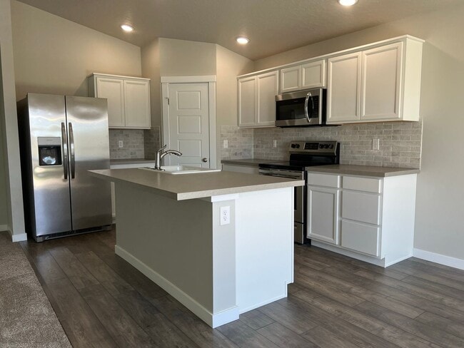 Building Photo - Newer 3 bed 2 bath with a home office just...