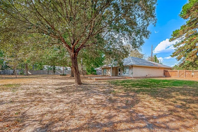 Building Photo - 7135 Woodland Oaks