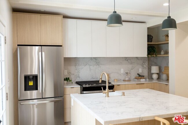 Building Photo - 1409 N De Longpre Ave