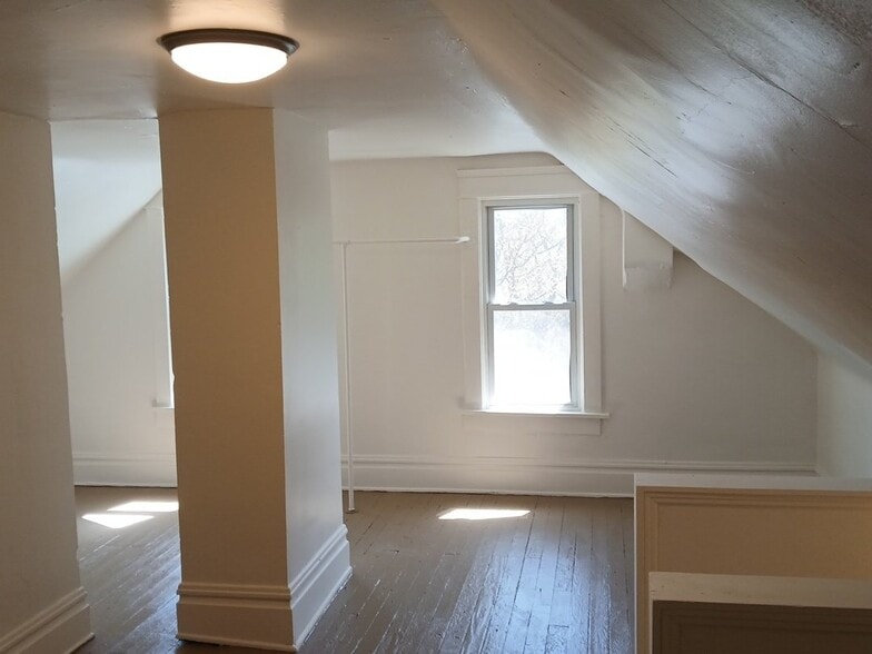 Building Photo - 106 Charles St