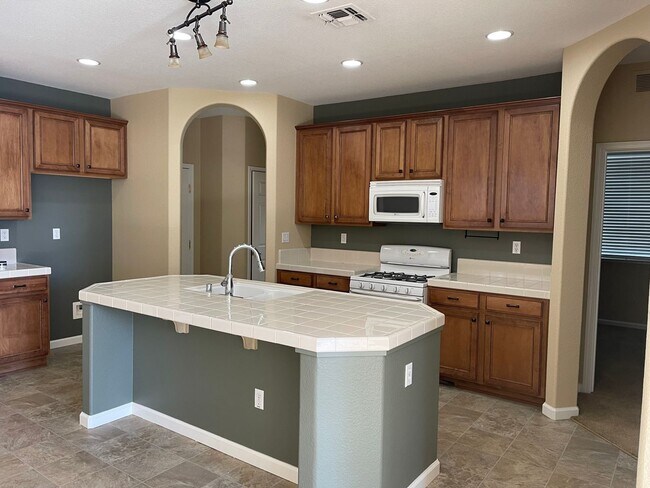 Building Photo - Large, Clean, Neat 3 Bedroom, 2 Bathroom 1900 sqft. Anatolia Home for Lease.