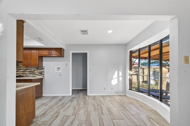 Building Photo - 10706 Sagebluff Dr