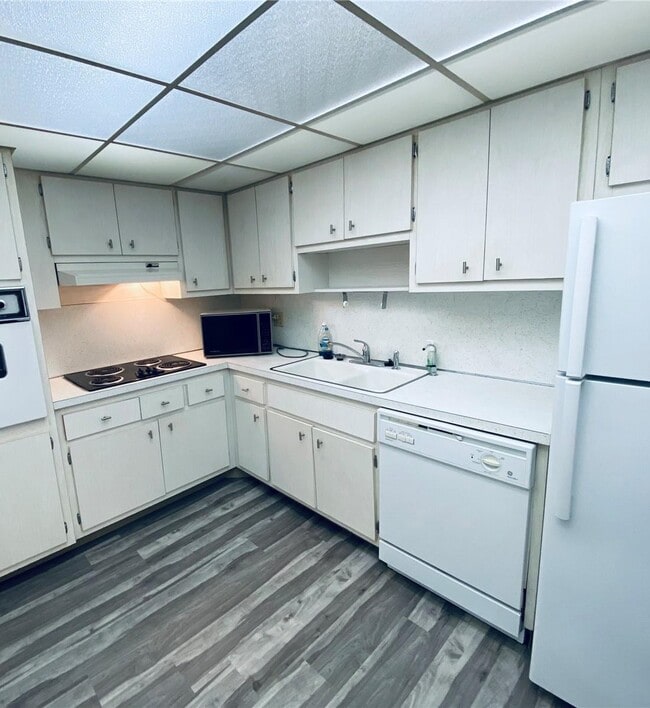 Building Photo - 400 Kings Point Dr
