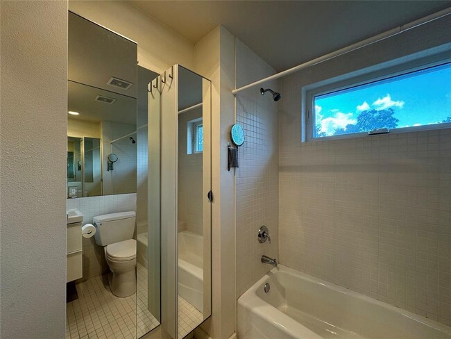 Building Photo - 1208 E 2nd St