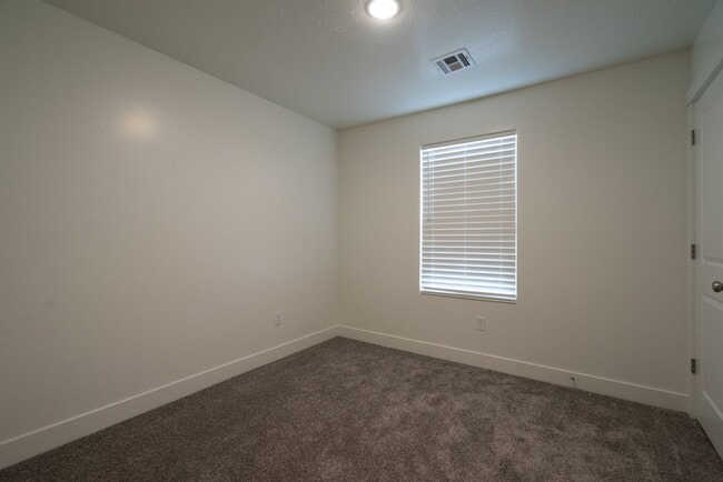 Building Photo - Desert Canyons End Unit – 4-Bedroom, 2.5-B...