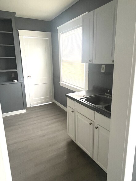 Building Photo - 548 E 7th St