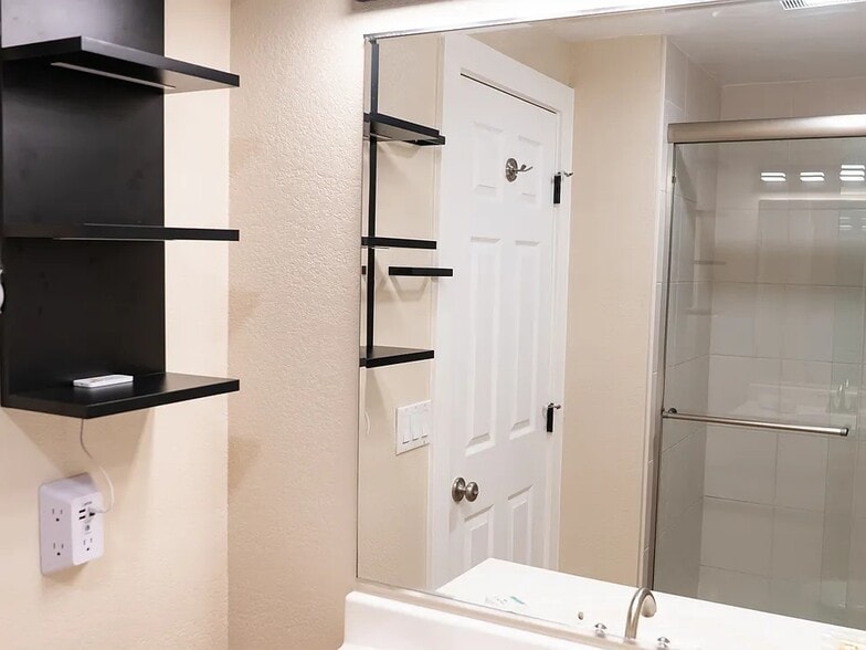 En-suite bathroom - 7929 SW 40th Ave