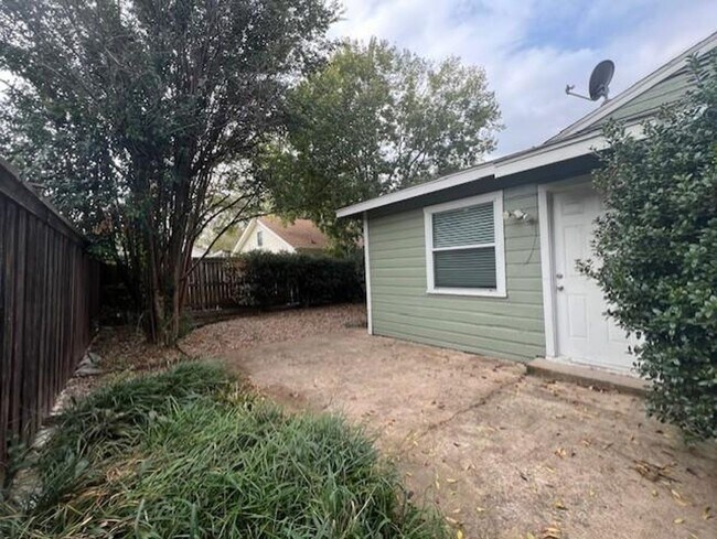 Building Photo - 304 N Oak St