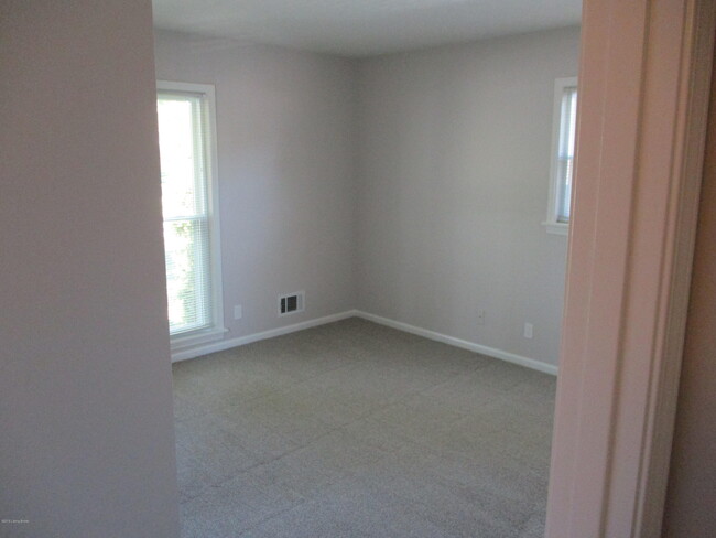 Building Photo - 2901 Creekside Dr