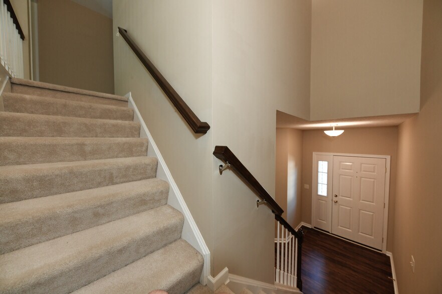 Building Photo - 5845 Crescent Ridge Dr