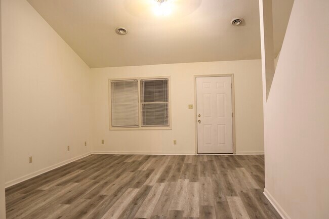 Building Photo - 1710 Ashwood Dr