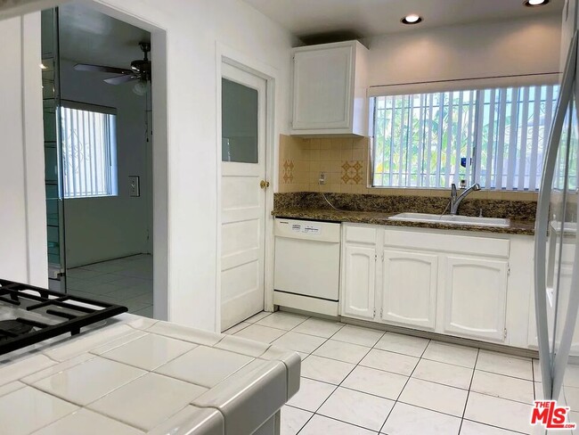 Building Photo - 755 N Kenmore Ave