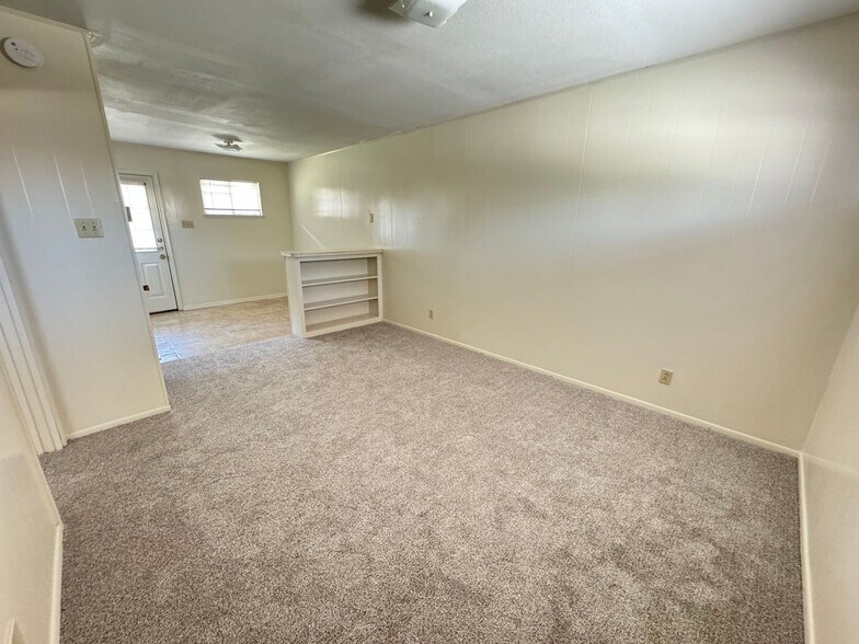 Building Photo - 808 Safady Ave