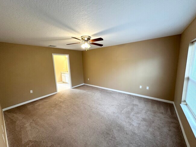 Building Photo - 12 Robin Pl