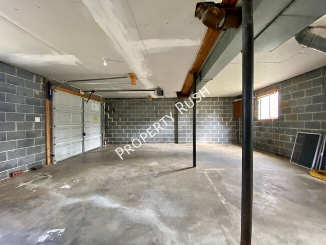 Building Photo - 922 Delores Dr