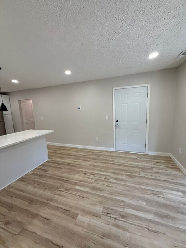 Building Photo - 939 Chateau Ave