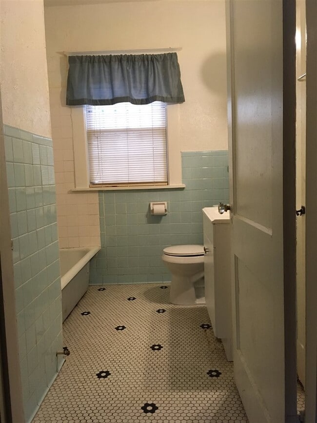 Building Photo - 2526 Yale Ave