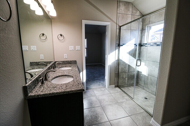 Building Photo - 504 Lakeway Ln
