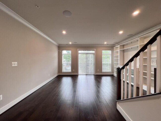 Building Photo - 818 Fern Pl NW