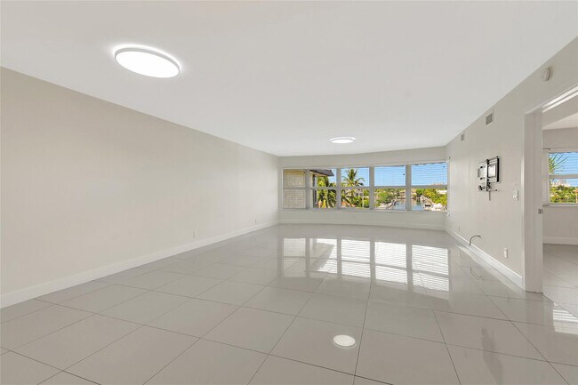 Building Photo - 3121 NE 51st St