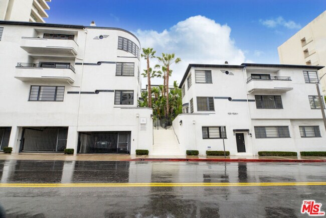 Building Photo - 9243 Doheny Rd