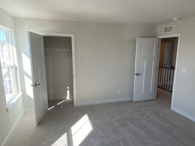 Building Photo - Great 3 Bed, 2 Story Townhome near Concord Mills