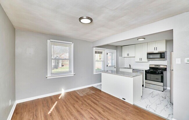 Building Photo - 8601 Belhaven Dr