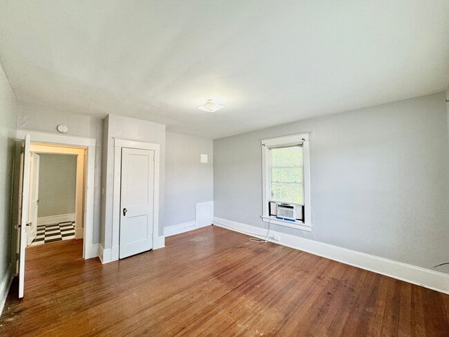 Building Photo - A Great Place to Call Home! Upstairs Apart...