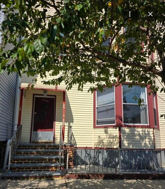 Building Photo - 1709 Kerrigan Ave