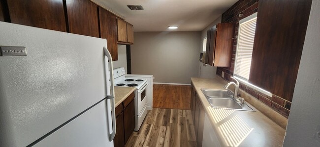 Building Photo - MOVE IN SPECIAL, 1/2 OFF FIRST FULL MONTHS RENT.  ALL PROSPECTIVE TENANTS MUST SUBMIT A $58 NON-R...