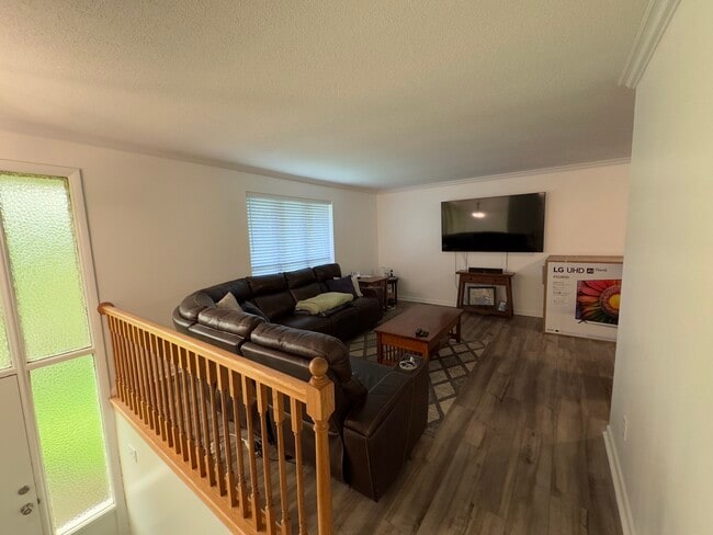 Building Photo - 10412 Pinedale Dr