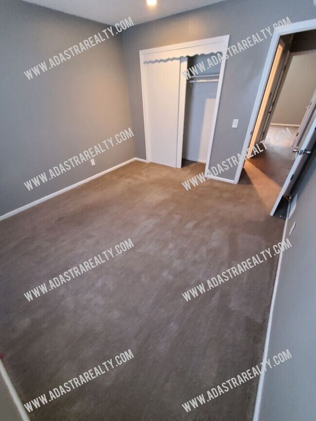 Building Photo - Spacious Olathe Duplex-Available NOW!!