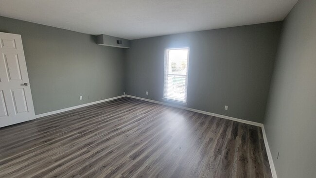 Building Photo - Elegant 1-Bedroom Condo Near Shelbyville Rd