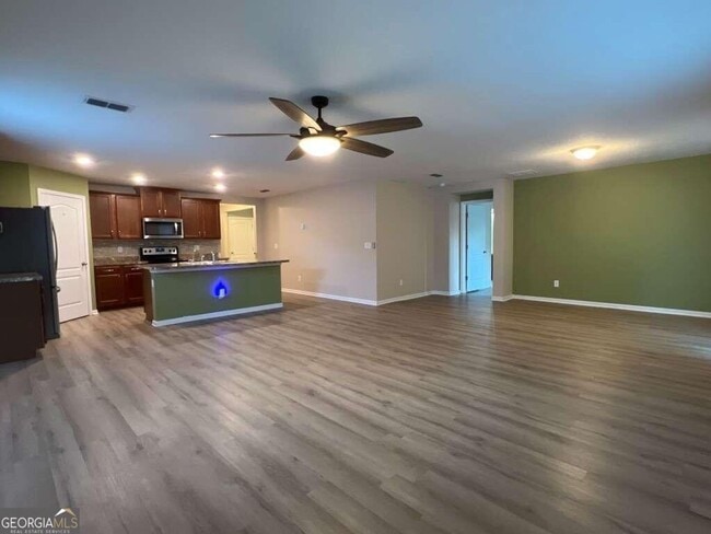 Building Photo - Act Fast on this Beautiful 4BR/2BA in Waters Edge