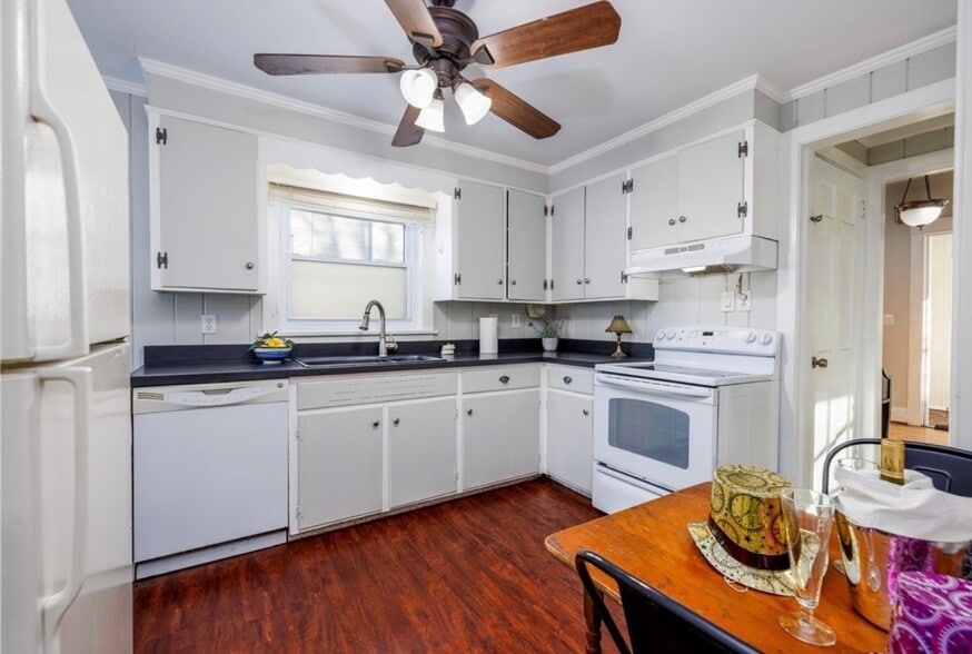 Building Photo - 18 Deland Park a