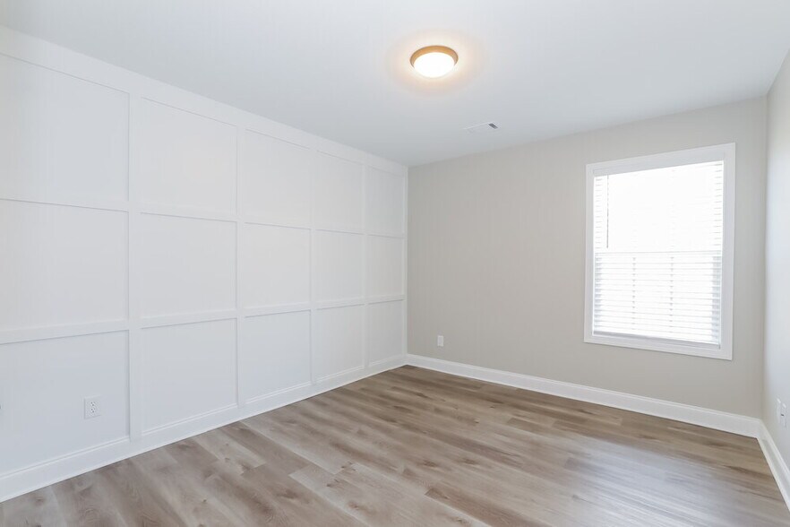Building Photo - 360 Embassy Dr