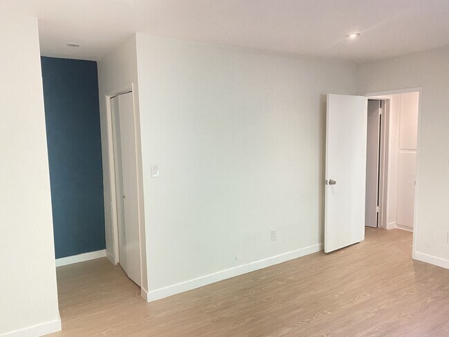 Building Photo - 2441 N Beachwood Dr