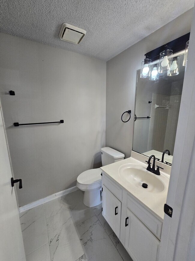 Building Photo - Beautiful 3 Bedroom 2 Bath Condo in Charlotte, NC Available for Rent